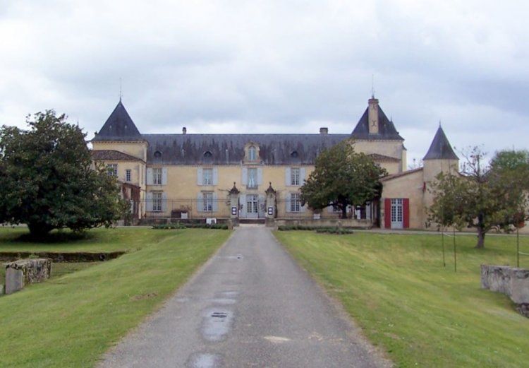 iniční usedlost nese název Suduiraut od roku 1580, po uzavření sňatku Nicole d´Allard s Léonardem de Suduiraut. Château, poničené v době vzpoury části šlechty proti králi (Louis XIV), bylo rekonstruováno v 17. stolení a přejmenováno na Cru du Roy na konci století osmnáctého. V té době se stal jeho majitelem synovec rodiny Suduiraut, Jean Joseph Duroy, Baron de Noaillan. Úžasné zahrady francouzského stylu, které navrhl slavný zahradník Ludvíka XIV. Monsieur Le Nôtre, dokreslily jedinečným způsobem okolí vin